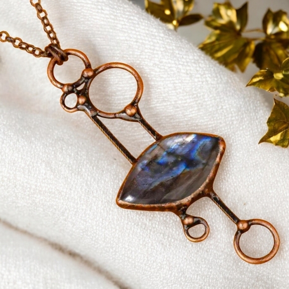 ๐๏ธBoho-Chic Natural Labradorite Copper Pendant Necklace | Vintage-Inspired ๐ - Picture 6 of 12